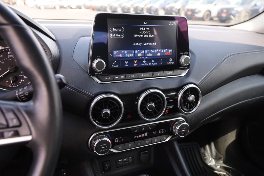 Nissan Sentra Vehicle Full-screen Gallery Image 15