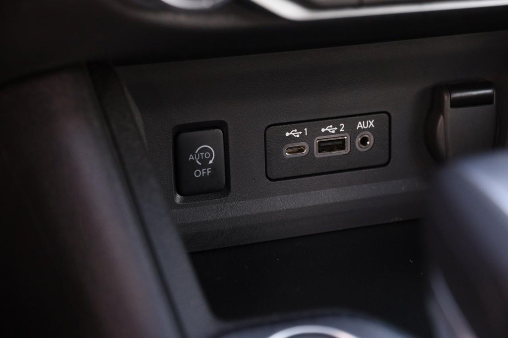 Nissan Sentra Vehicle Full-screen Gallery Image 19