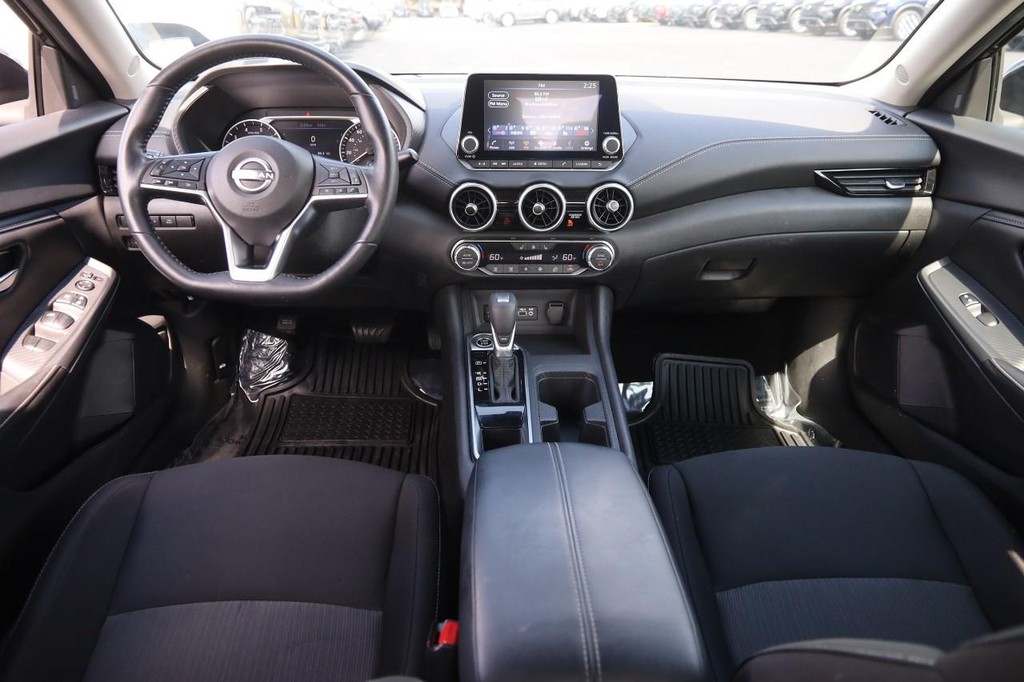 Nissan Sentra Vehicle Full-screen Gallery Image 21