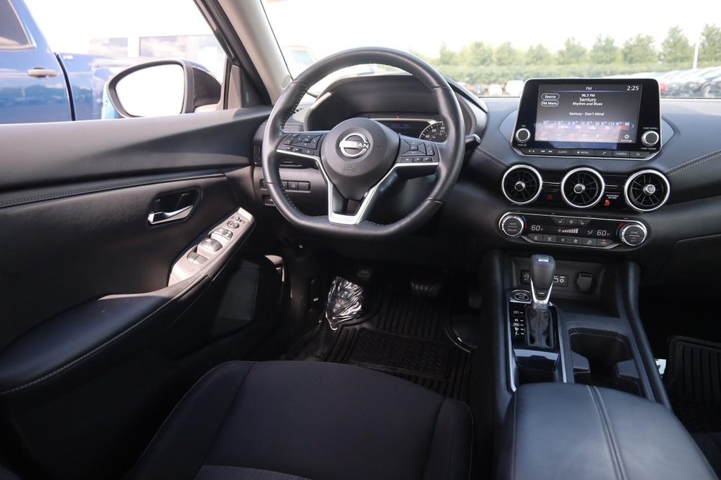 Nissan Sentra Vehicle Full-screen Gallery Image 22