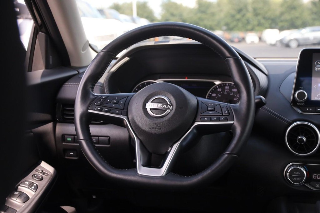 Nissan Sentra Vehicle Full-screen Gallery Image 23