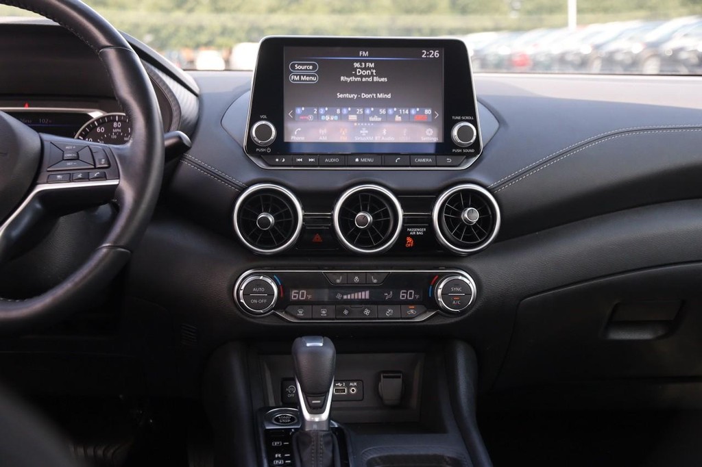 Nissan Sentra Vehicle Full-screen Gallery Image 24