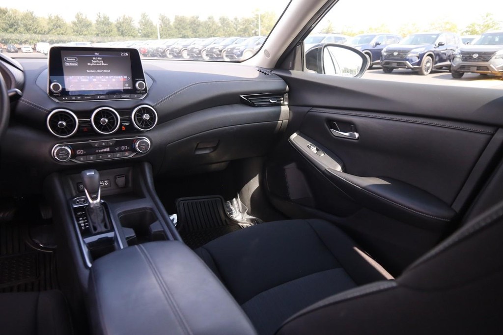 Nissan Sentra Vehicle Full-screen Gallery Image 25