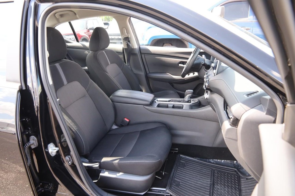 Nissan Sentra Vehicle Full-screen Gallery Image 26