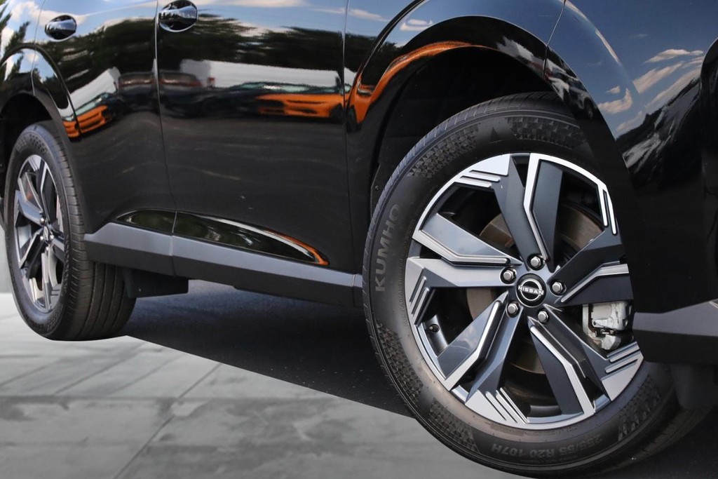 Nissan Murano Vehicle Full-screen Gallery Image 3