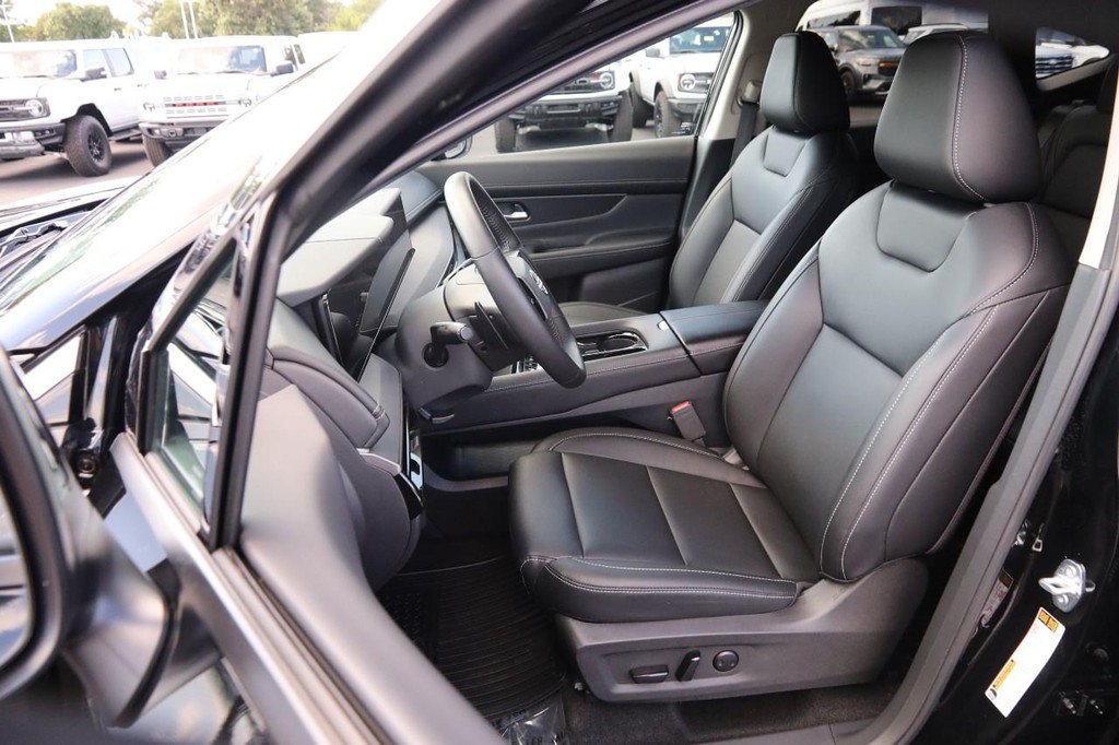 Nissan Murano Vehicle Full-screen Gallery Image 9