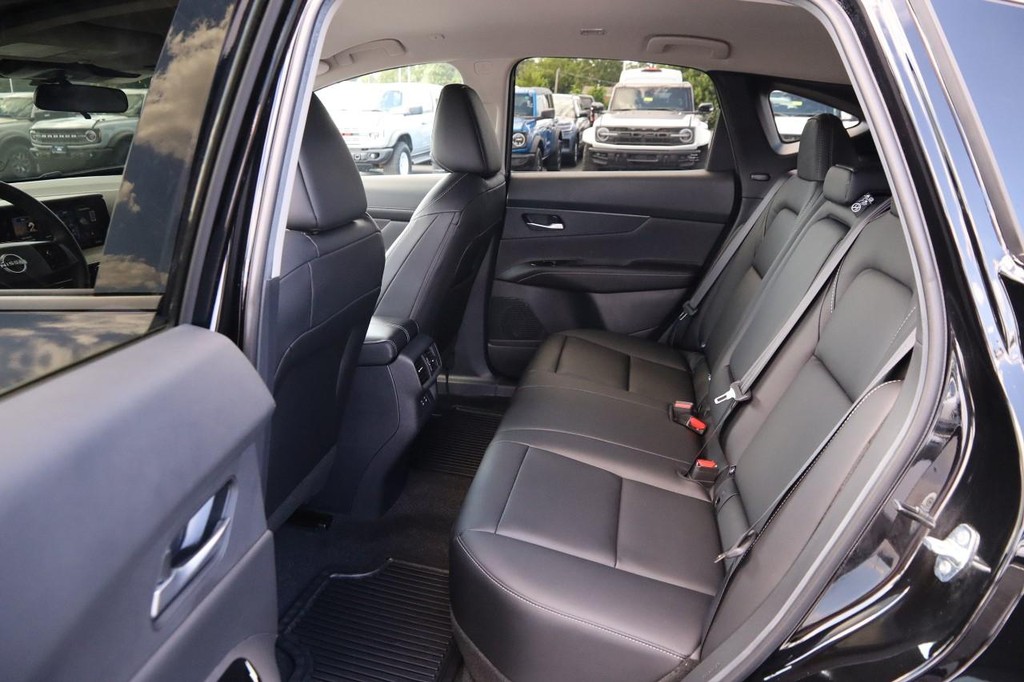 Nissan Murano Vehicle Full-screen Gallery Image 10