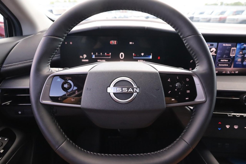 Nissan Murano Vehicle Full-screen Gallery Image 11
