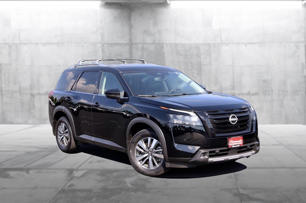 Nissan Pathfinder Vehicle Image 02