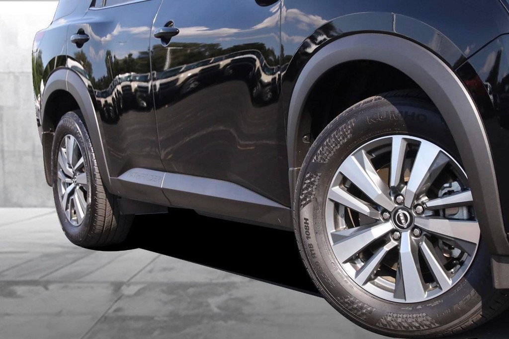Nissan Pathfinder Vehicle Image 03