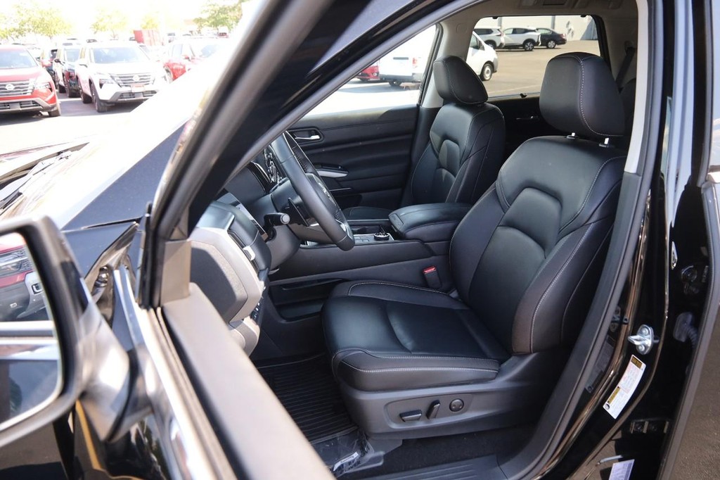 Nissan Pathfinder Vehicle Image 09