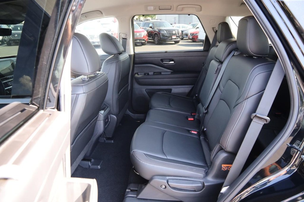 Nissan Pathfinder Vehicle Image 10