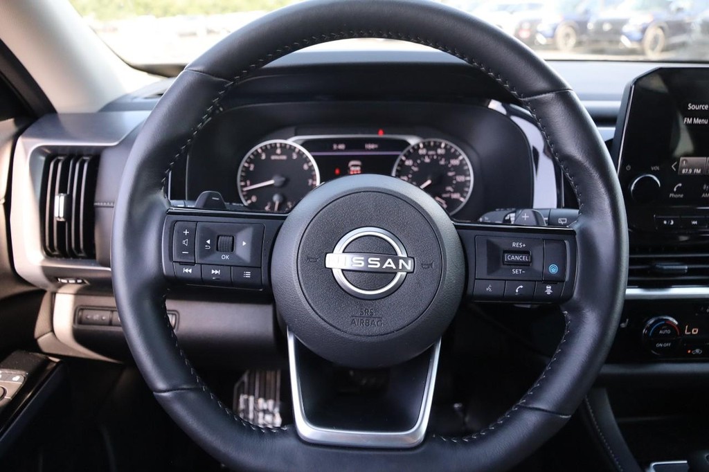 Nissan Pathfinder Vehicle Image 12