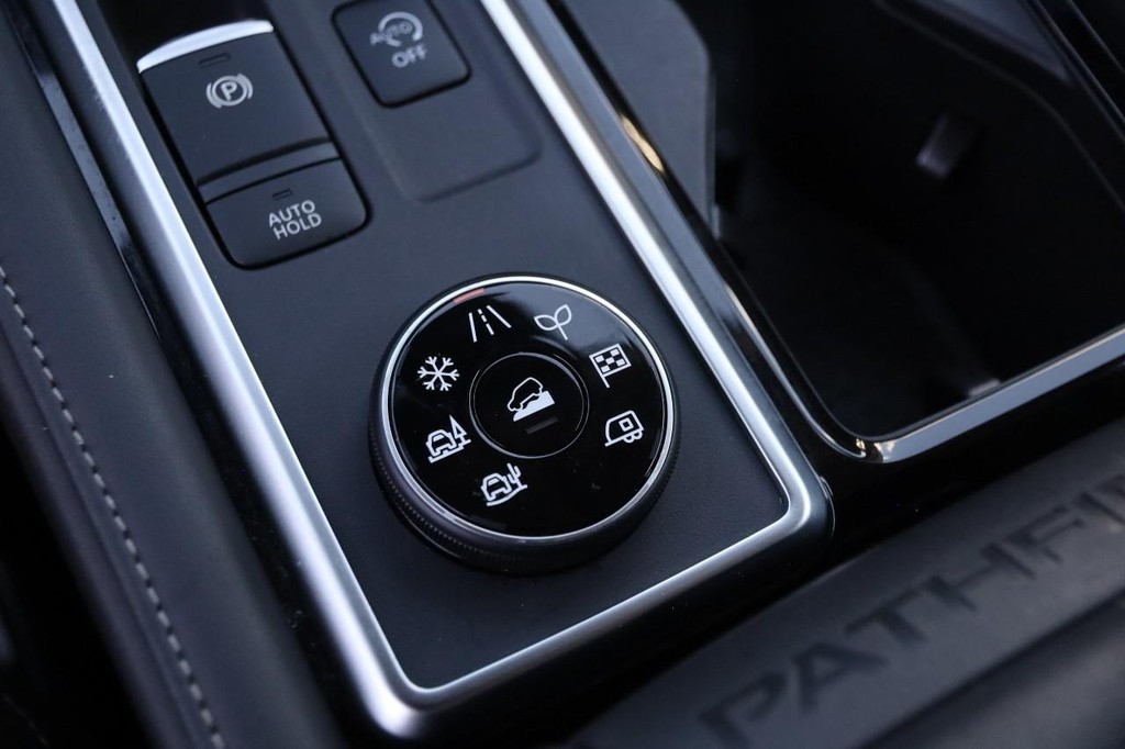 Nissan Pathfinder Vehicle Image 21