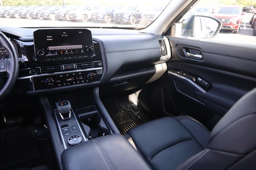 Nissan Pathfinder Vehicle Image 28