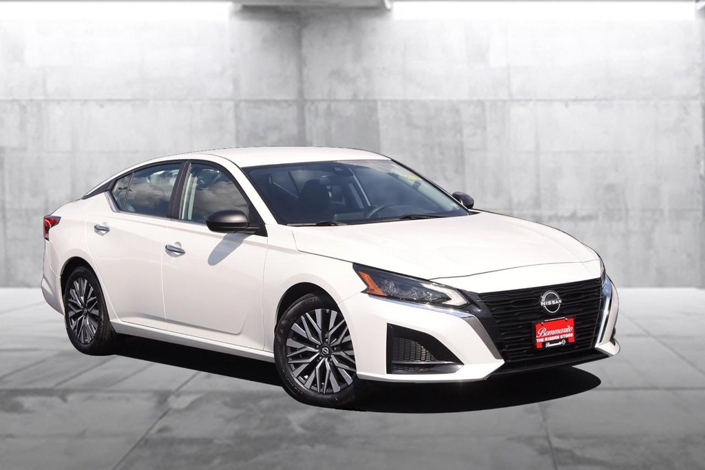 Nissan Altima Vehicle Image 02