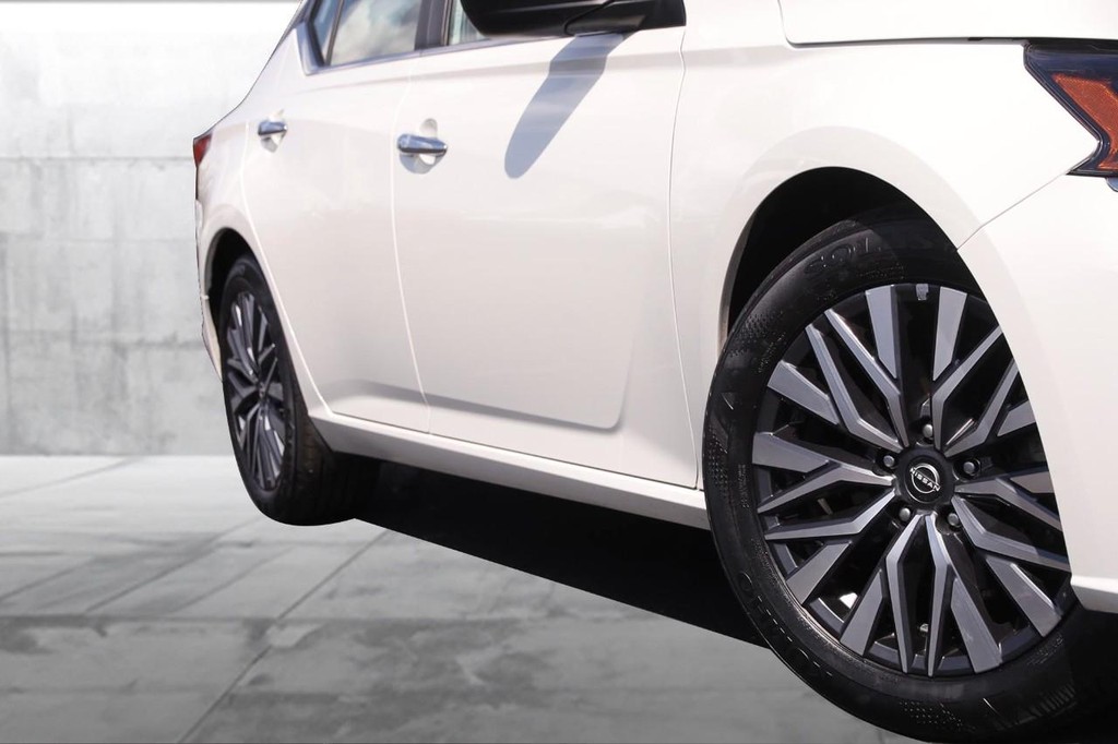 Nissan Altima Vehicle Image 03