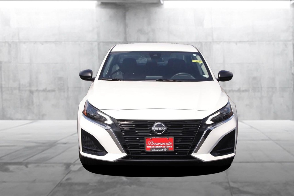 Nissan Altima Vehicle Image 04