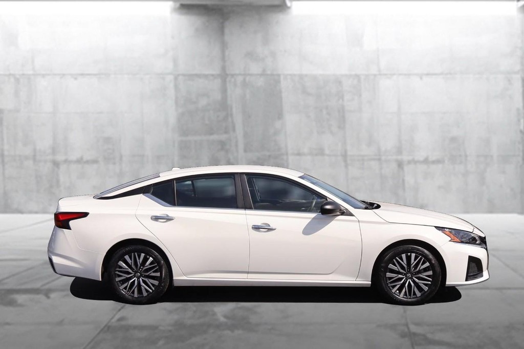 Nissan Altima Vehicle Image 05