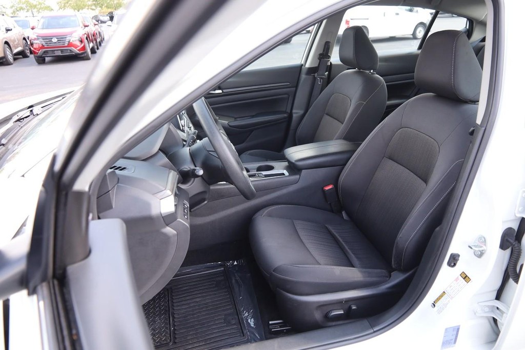 Nissan Altima Vehicle Image 08