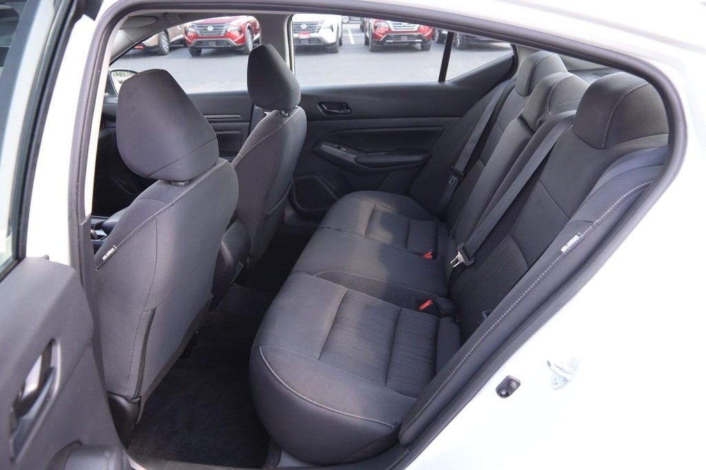 Nissan Altima Vehicle Image 09
