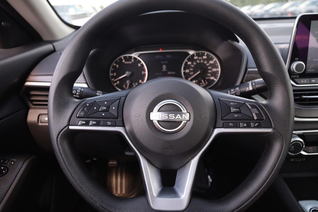 Nissan Altima Vehicle Image 10