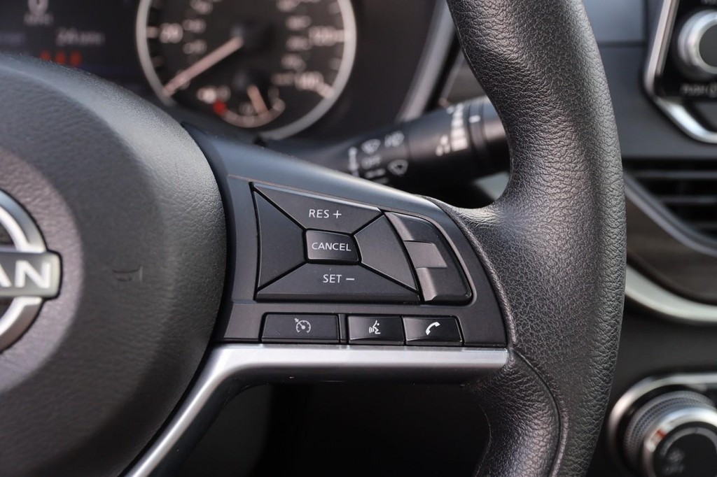 Nissan Altima Vehicle Image 12