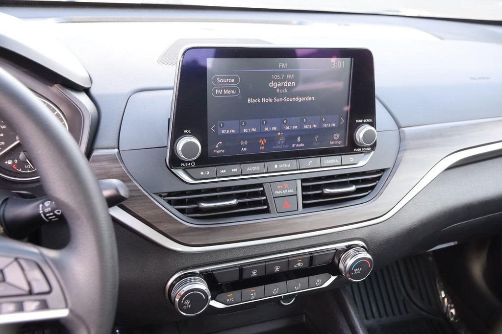 Nissan Altima Vehicle Image 15