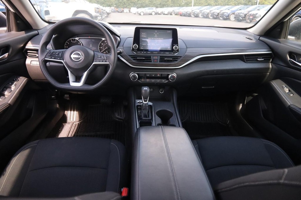 Nissan Altima Vehicle Image 21