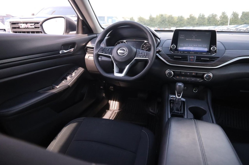 Nissan Altima Vehicle Image 22