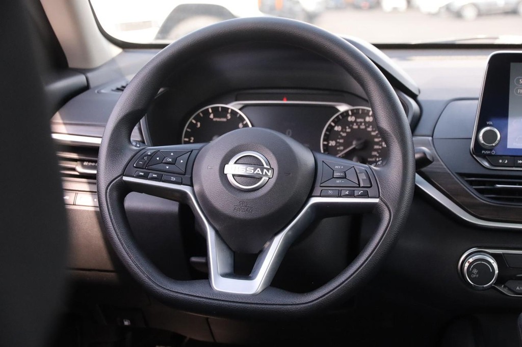 Nissan Altima Vehicle Image 23