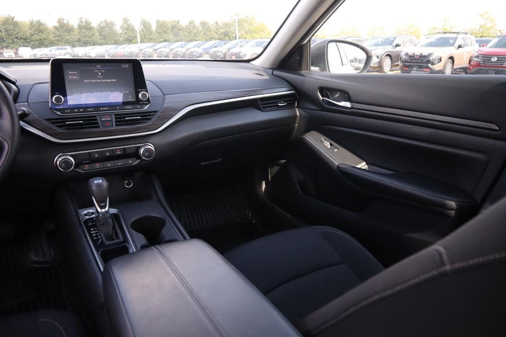 Nissan Altima Vehicle Image 25