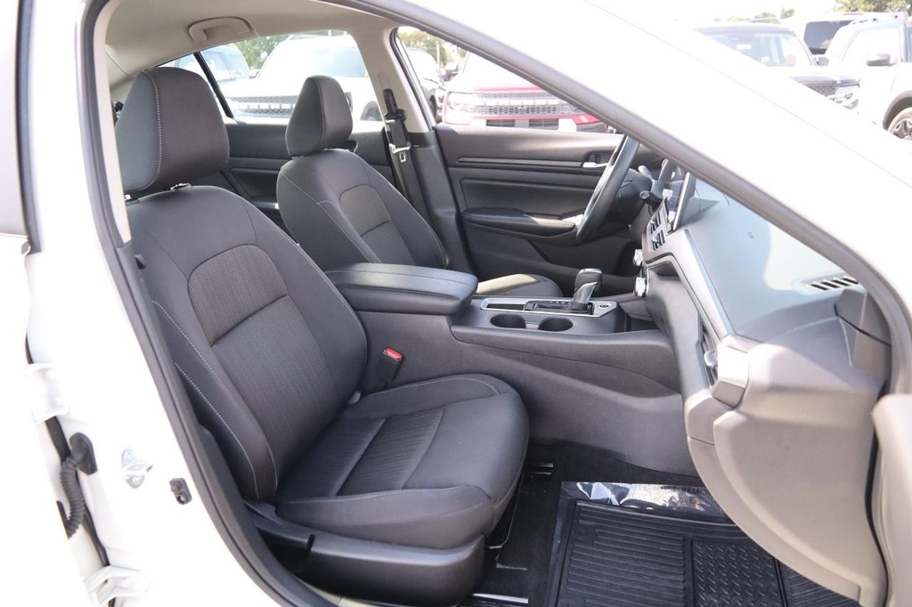 Nissan Altima Vehicle Image 26