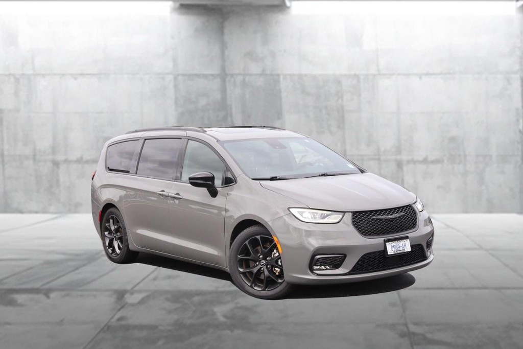 Chrysler Pacifica Vehicle Full-screen Gallery Image 2