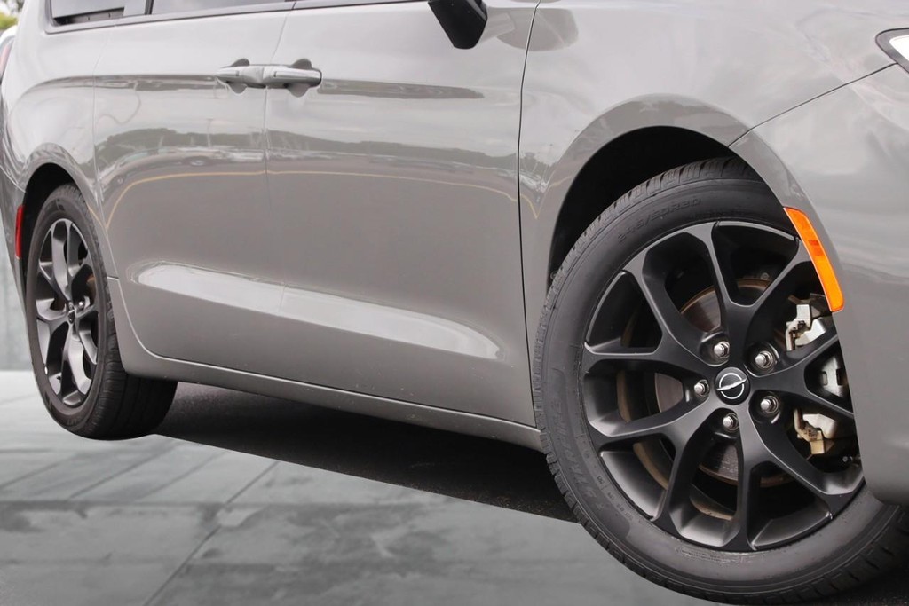 Chrysler Pacifica Vehicle Full-screen Gallery Image 3
