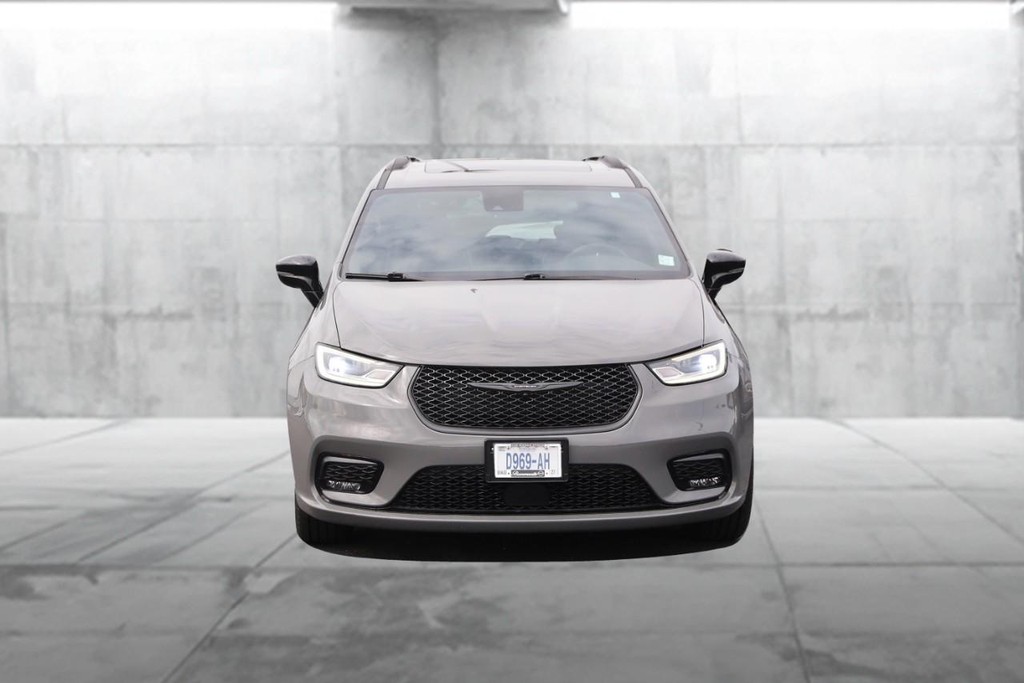 Chrysler Pacifica Vehicle Full-screen Gallery Image 4