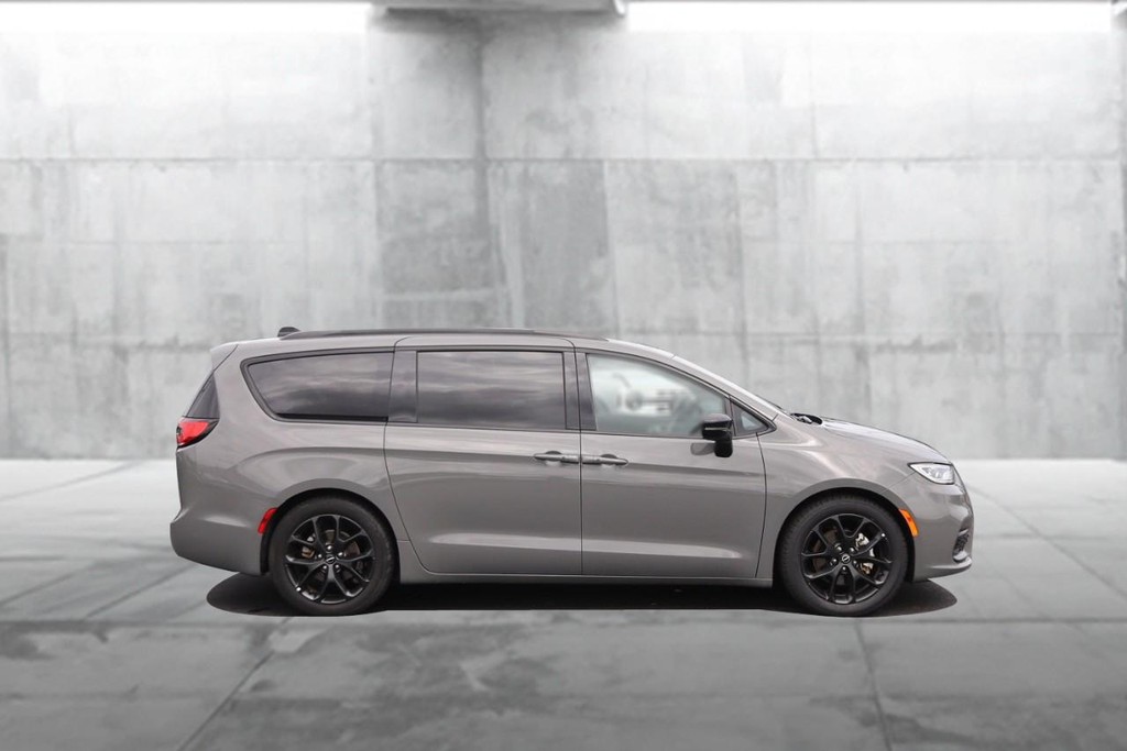 Chrysler Pacifica Vehicle Full-screen Gallery Image 5
