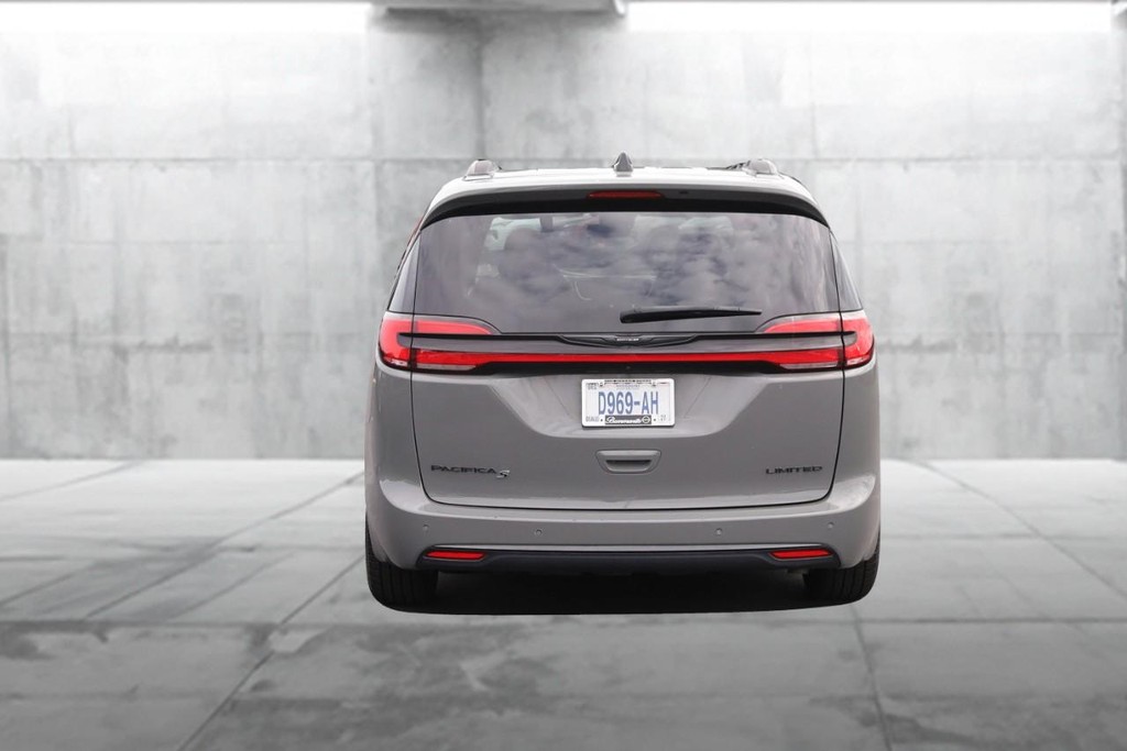 Chrysler Pacifica Vehicle Full-screen Gallery Image 6