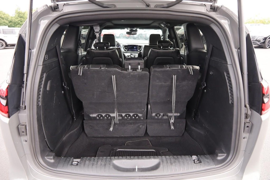 Chrysler Pacifica Vehicle Full-screen Gallery Image 7
