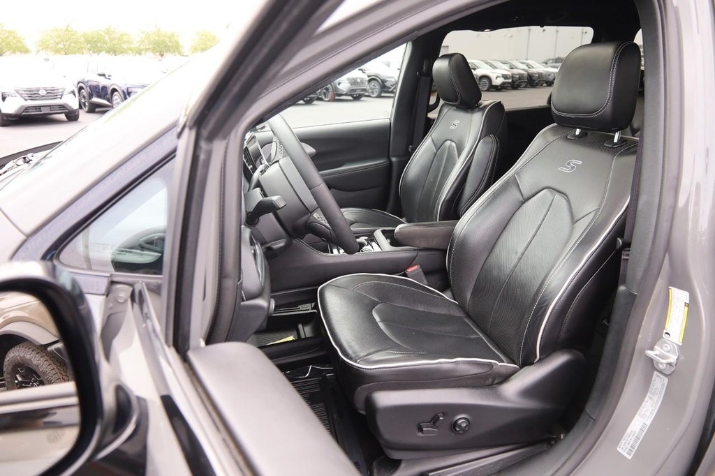 Chrysler Pacifica Vehicle Full-screen Gallery Image 9