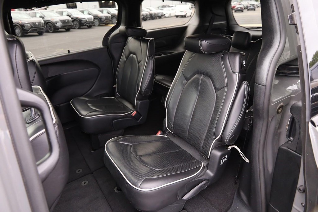 Chrysler Pacifica Vehicle Full-screen Gallery Image 11