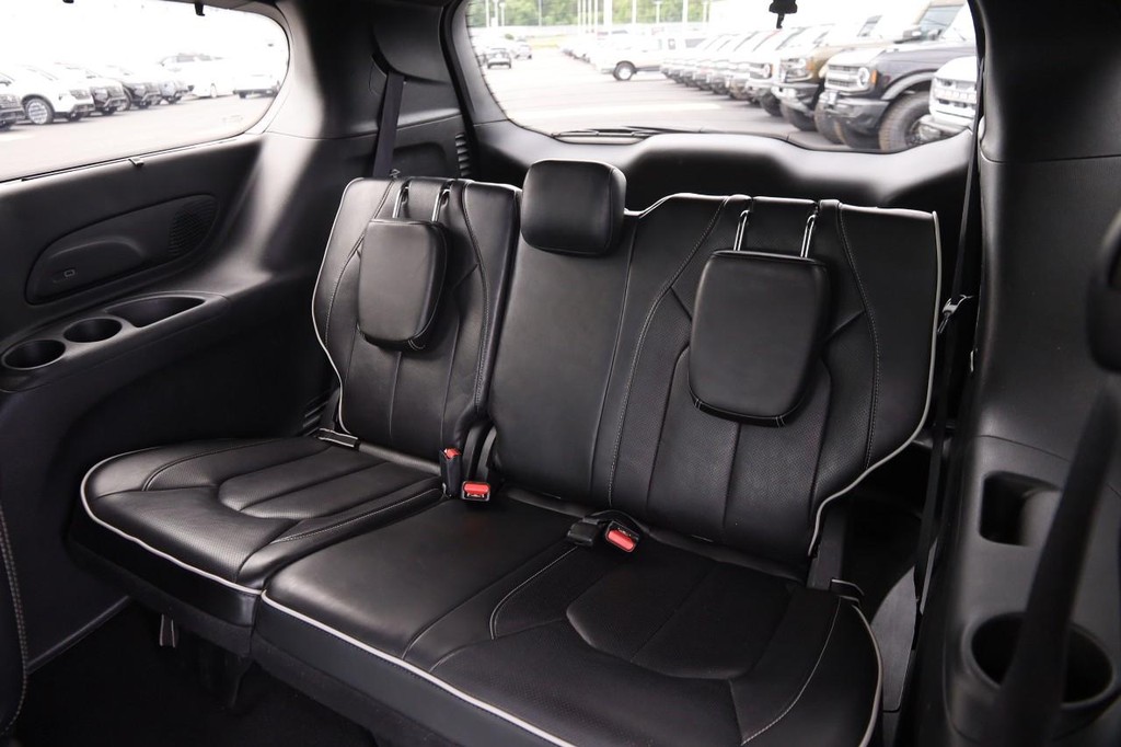 Chrysler Pacifica Vehicle Full-screen Gallery Image 12