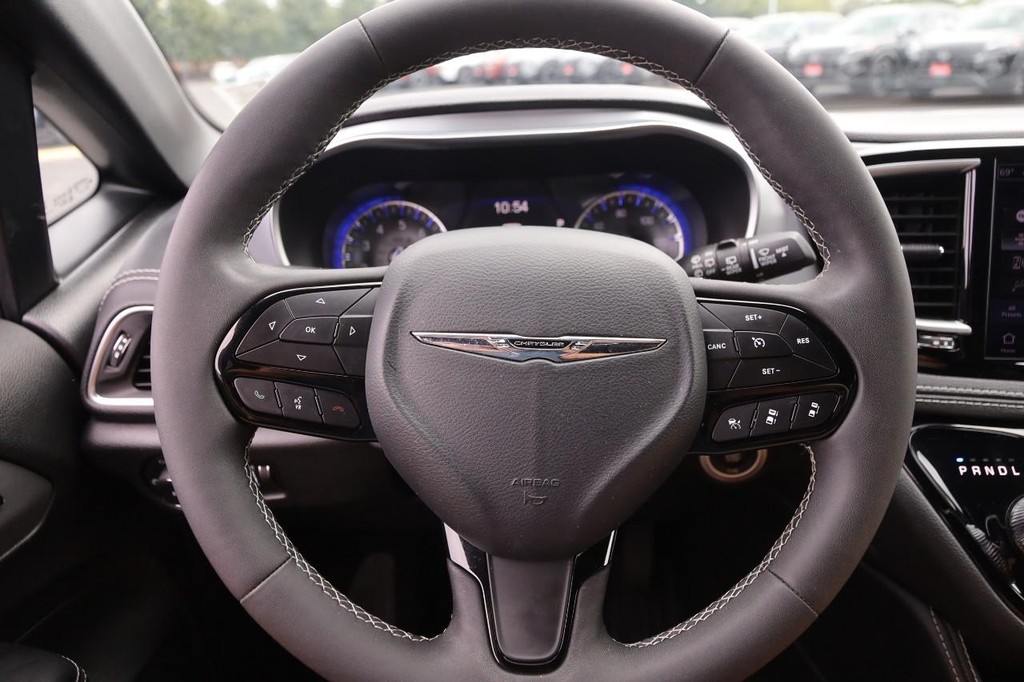 Chrysler Pacifica Vehicle Full-screen Gallery Image 13