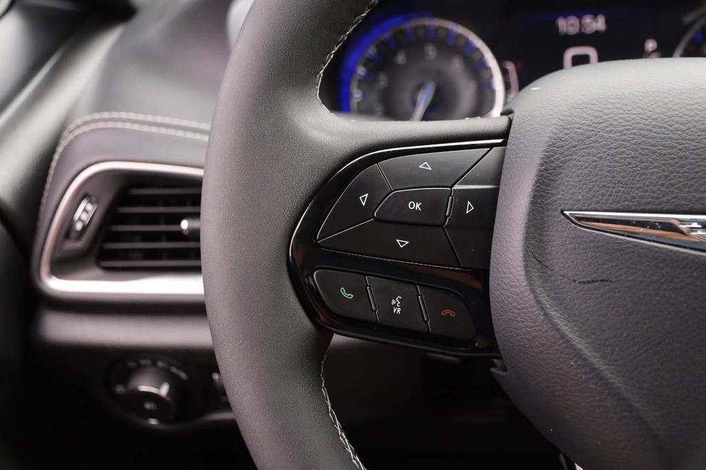 Chrysler Pacifica Vehicle Full-screen Gallery Image 14