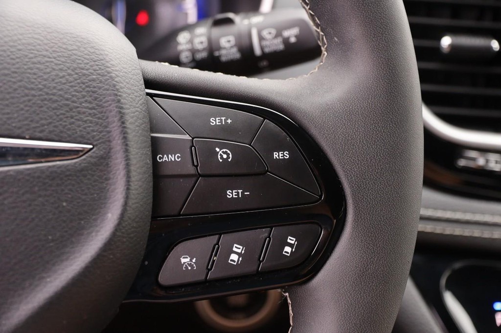 Chrysler Pacifica Vehicle Full-screen Gallery Image 15
