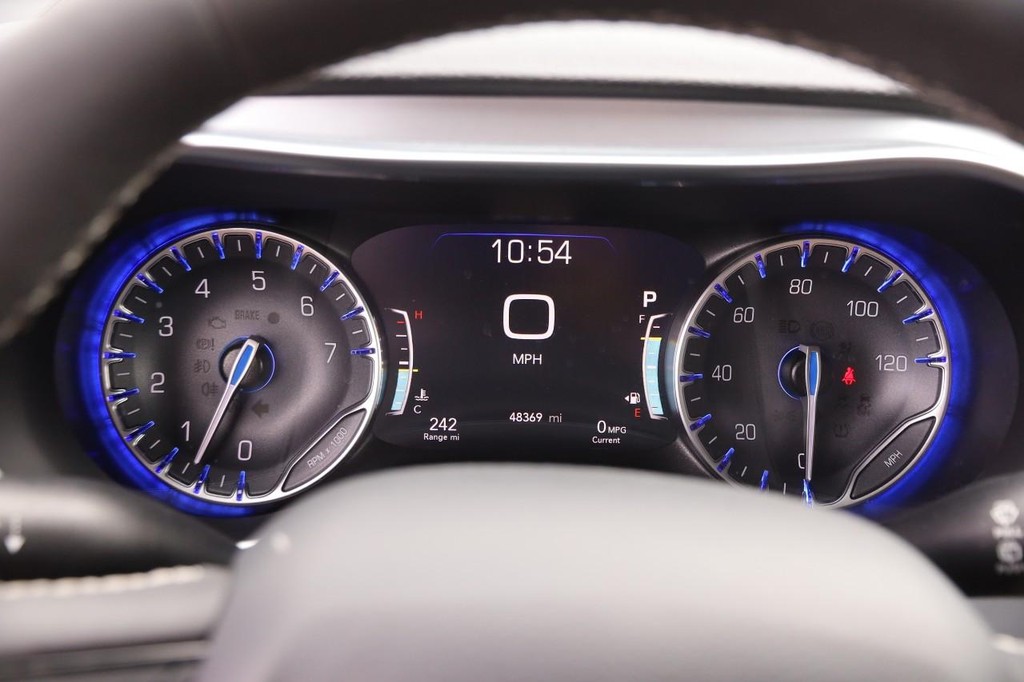 Chrysler Pacifica Vehicle Full-screen Gallery Image 16