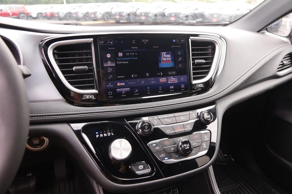 Chrysler Pacifica Vehicle Full-screen Gallery Image 18