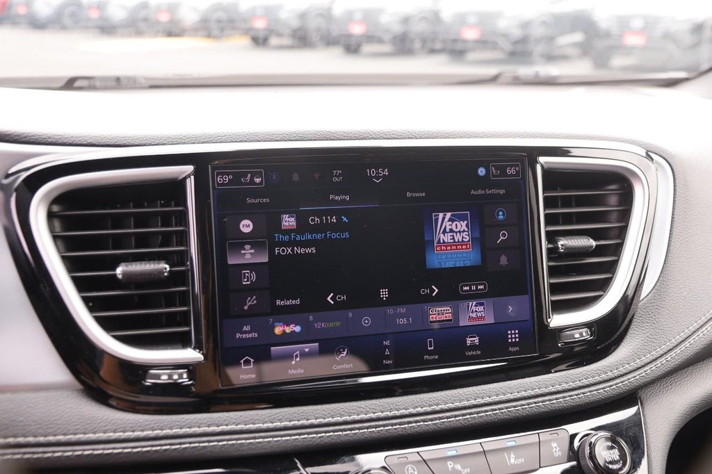 Chrysler Pacifica Vehicle Full-screen Gallery Image 19