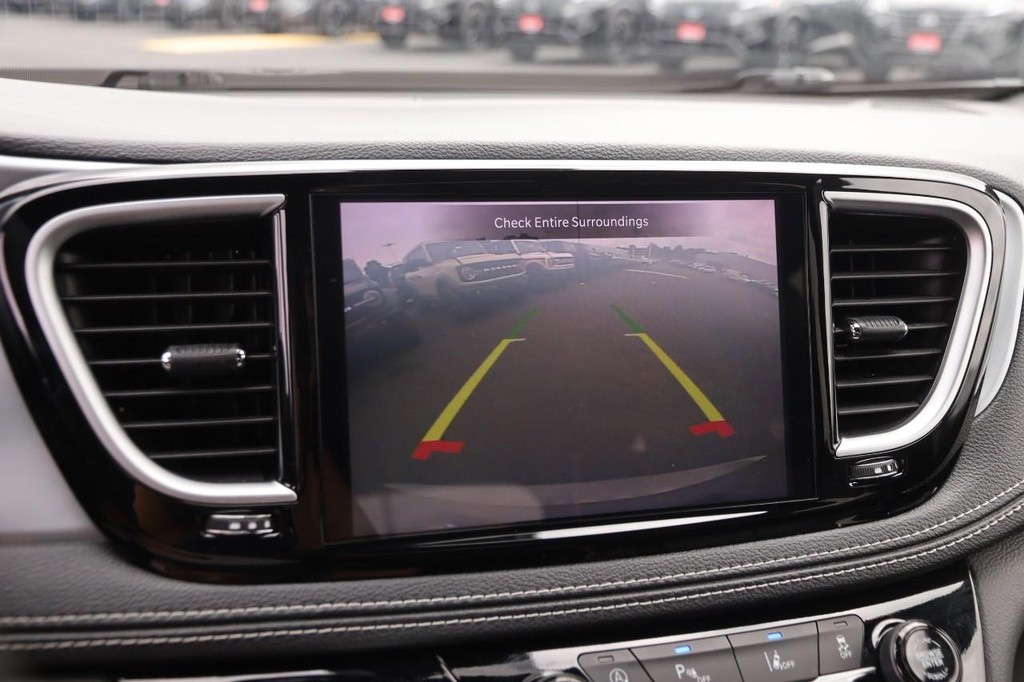 Chrysler Pacifica Vehicle Full-screen Gallery Image 20