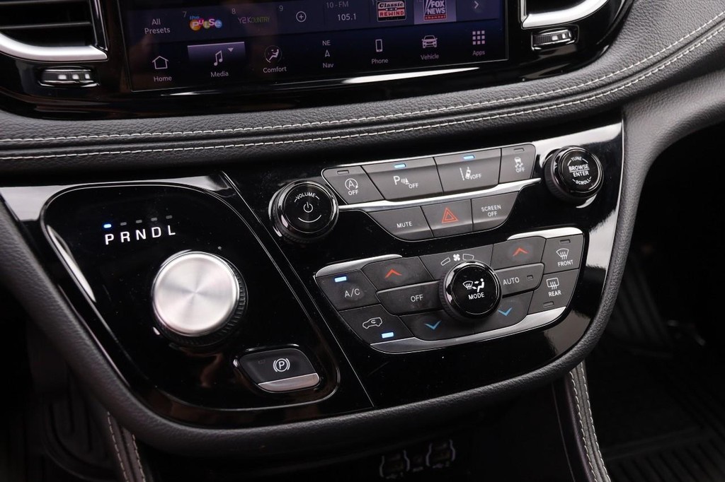 Chrysler Pacifica Vehicle Full-screen Gallery Image 21